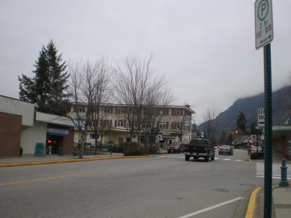 Chameleon Hotel Castlegar Extérieur photo